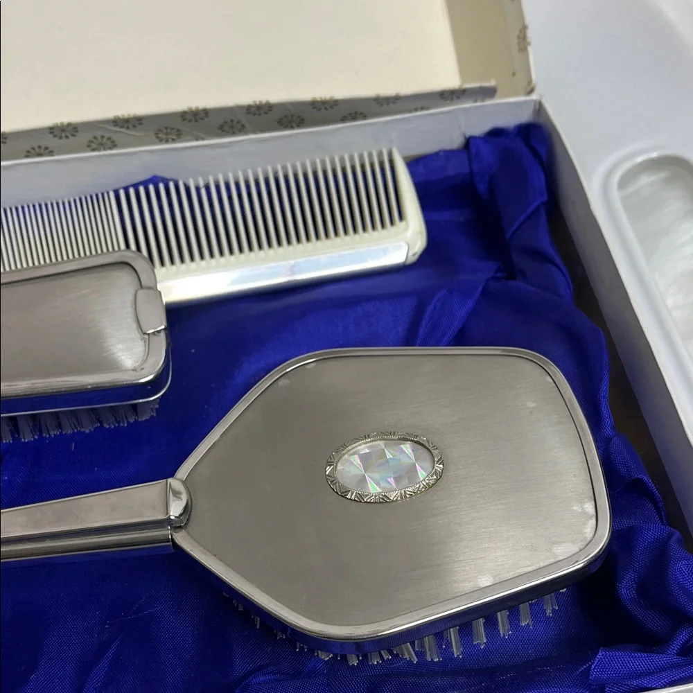 Elegant Silver Vanity Set with Comb - Picture 8 of 10